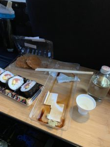 車内での食事風景