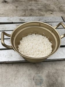 北陸アルミニウムの段付鍋13.5cmでお米に業を炊く