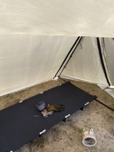 フィールドドアのパップテントの中