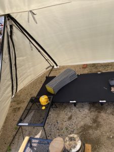 フィールドドアのパップテントの内部