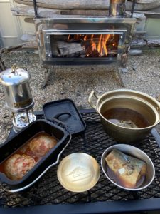 薪ストーブで煮込み料理