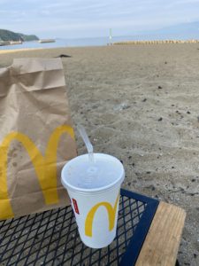 海で食べるマック