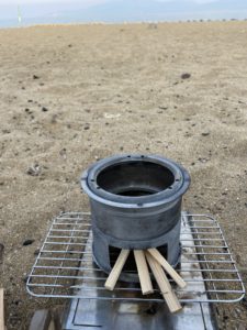 尾上製作所のミニかまどで火を着ける