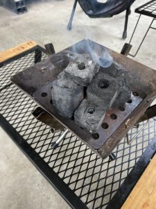 ユニフレームのファイアグリルsoloで火起こし