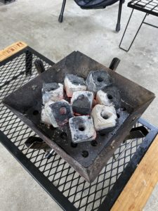 ファイアグリルsoloにオガ炭で着火する。