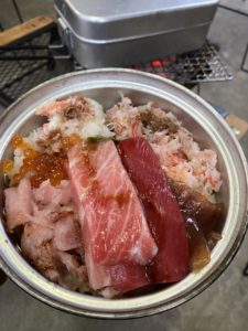 キャンプ飯で作る海鮮丼
