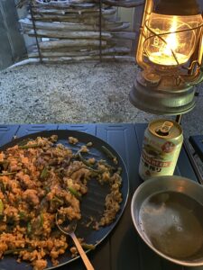 カルビ炒めでビビンバチャーハンを仕上げる