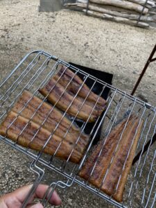 炭焼き一番でウナギを炙る