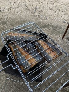 ウナギを炭火で炙る