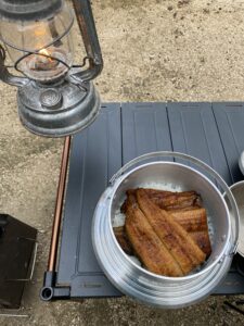 キャンプ羽釜でうな丼完成