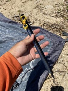 砂浜にDaisoアルミペグを挿す