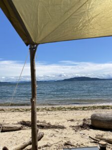 ソロドームのキャノピー下で休む