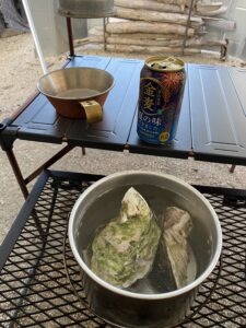 焚火缶で岩ガキを解凍する