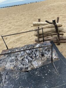 燃え尽きる薪とTokyoCampの焚き火台