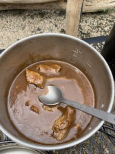 炒めた牛肉にレトルトカレーをつける