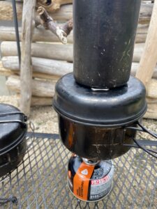 お米を炊くときの蓋が取れないように重りをする