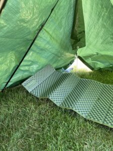 グリーンシートのテント内部
