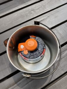 ケトルNO1の中に入れたガス缶