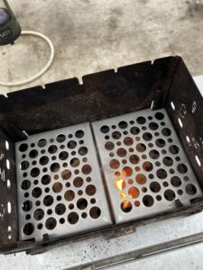 B-6君のロストルの下に着火剤を入れて火を着ける