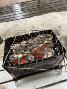 網に鱧がくっついたので網ごと裏返す