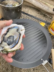 島風生活。岩ガキセットを開ける