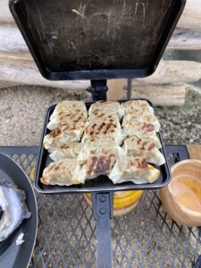 バウルーで焼いた長崎の一口餃子の焼き上がり