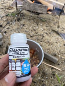 トマトパウダーを入れているボトル