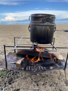 TokyoCampの焚き火台の焚き火台は薪が組みやすい