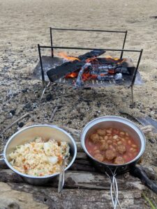 海のキャンプ飯海鮮ピラフとミートスープ