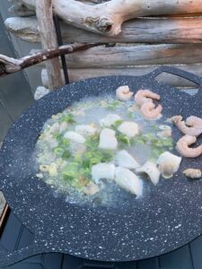 海鮮ミックスを炒める