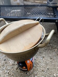 北陸アルミの段付き鍋を使って調理をする