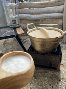 段付き鍋を見ながらビールを飲む