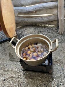 段付き鍋で調理するタマヒモ