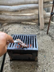 庭キャンプで炭火をする