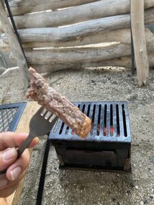 キャンプでステーキを食べる