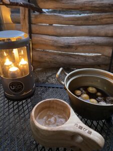 タマヒモの煮込みでお酒を飲む