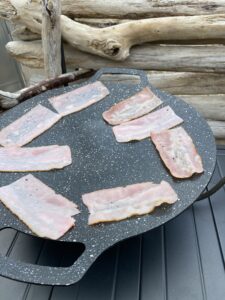 マルチグリドルでベーコンを焼く