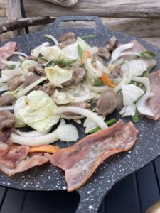 マルチグリドルで炒め物をすると溢れにくい