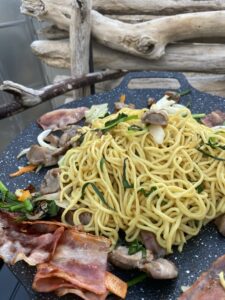 マルチグリドルで焼きそばを作る