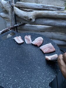 マルチグリドルで豚肉を焼く