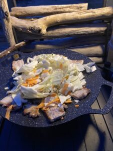 アサリを野菜で蓋をして蒸す