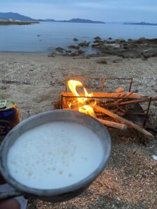 焚火を見ながら乾杯