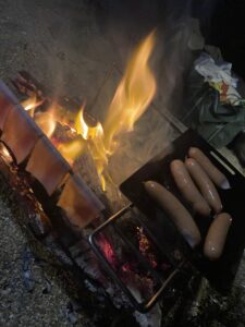 キャンプで肉を食べる