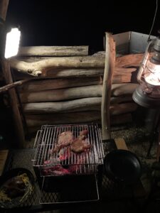 バンドック　焚き火グリルで牛タンを焼く