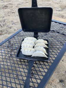 バウルーで餃子を焼く