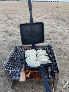 バウルーで餃子を焼く