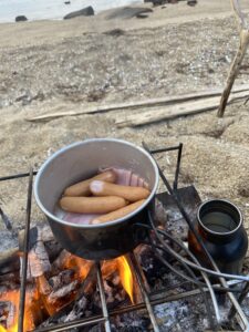 アルミパーソナルクッカーでベーコンとウィンナーを炒める