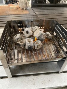 ロストルの下に着火剤を入れる