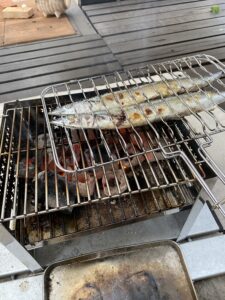 秋刀魚を炭火焼きする