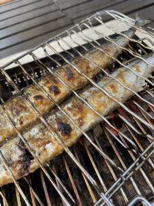 BUNDOK焚き火台「 焚き火グリル（BD-404）」で秋刀魚を焼く